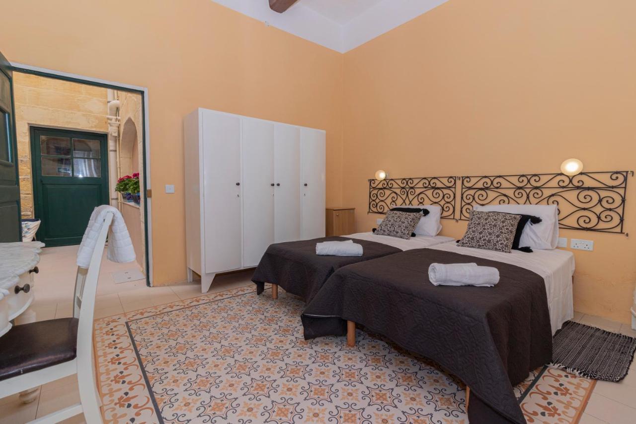 Casa Ricca Bed & Breakfast Сейнт Полс Бей Екстериор снимка