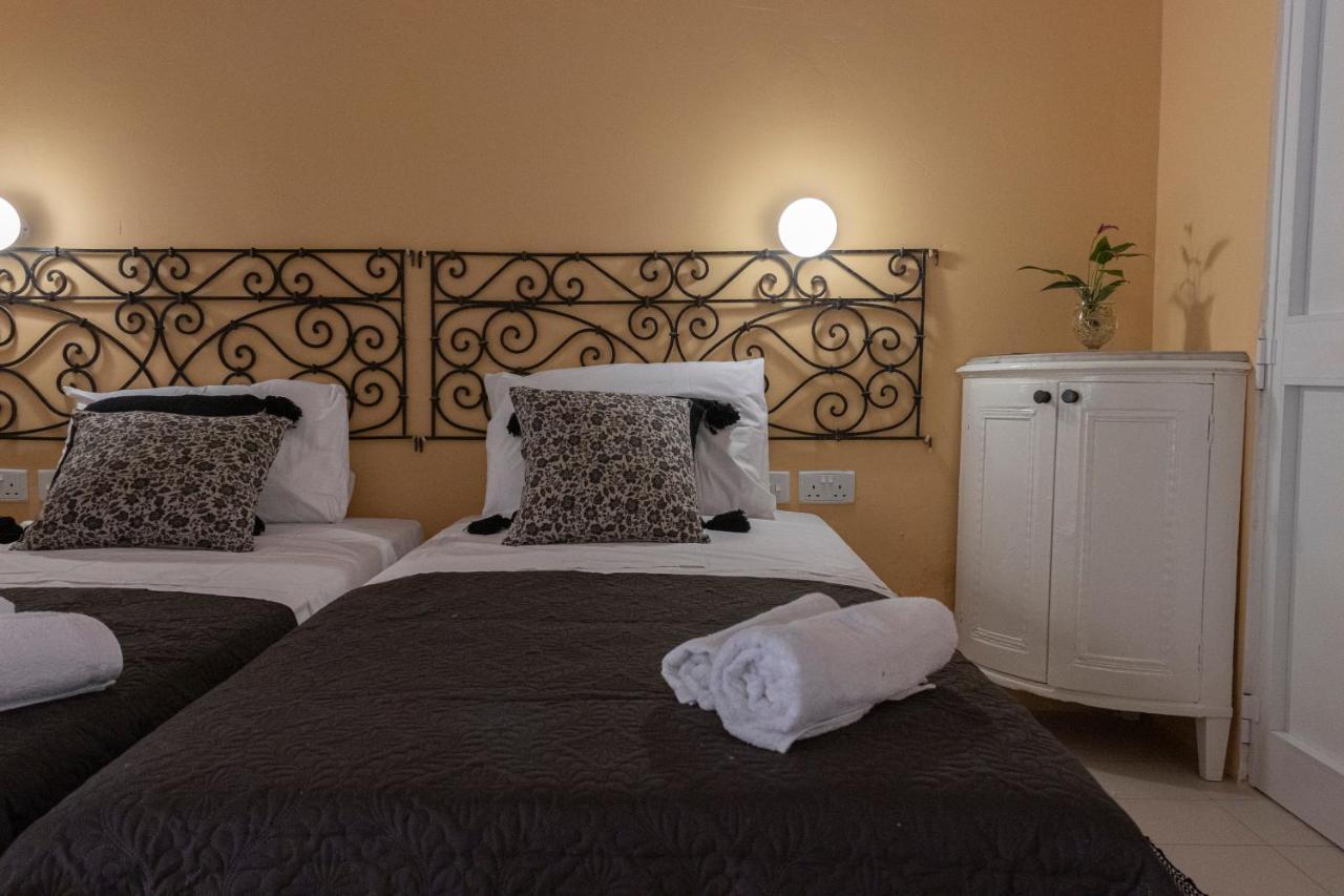 Casa Ricca Bed & Breakfast Сейнт Полс Бей Екстериор снимка