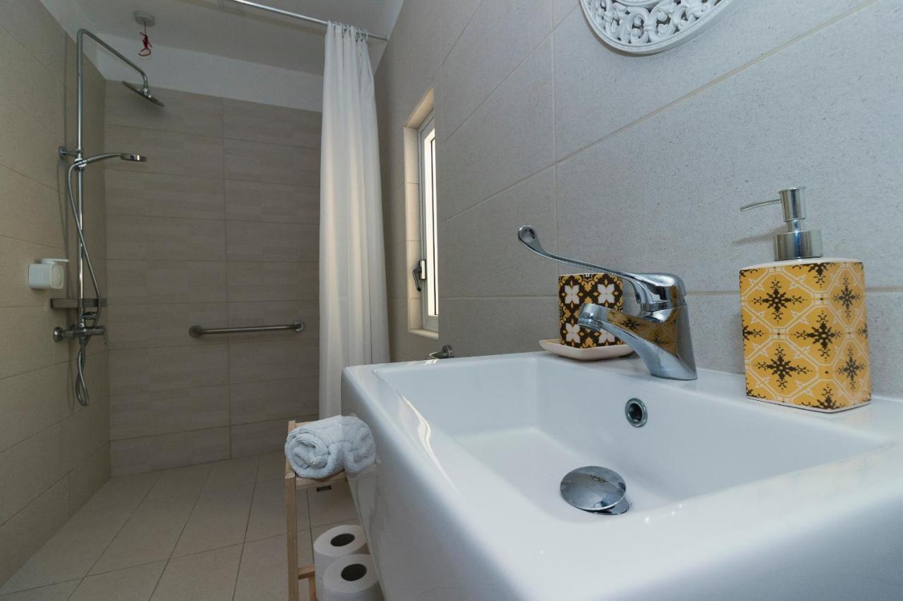 Casa Ricca Bed & Breakfast Сейнт Полс Бей Екстериор снимка