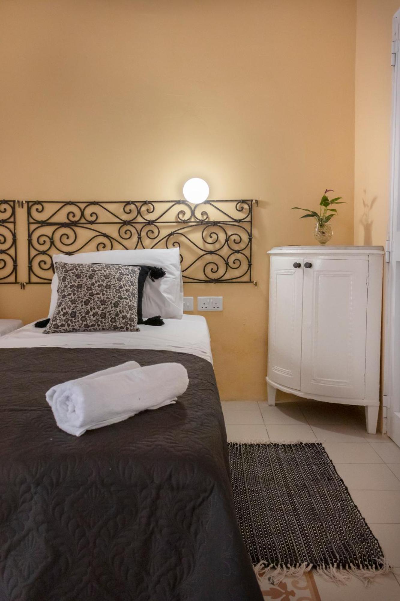 Casa Ricca Bed & Breakfast Сейнт Полс Бей Екстериор снимка